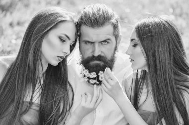 Sakallı bahar adamı ve açık havada iki güzel kadın..