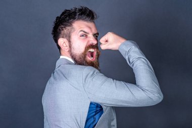 Kızgın adam sahte ya da sahte marka almış. Sakallı bir adam delikli ceket giyer. Hippi küçük beden ceket seçmiş, dikişleri kadın eli ile yırtılmış. Kötü giysi kalitesi.