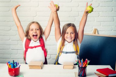 Okula ve evde eğitim görmeye. Mutlu okul çocukları. Bilgi gününde sınıftaki küçük öğrencilerin arkadaşlığı.