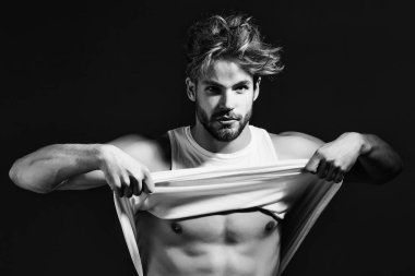 Yakışıklı adammış. Beyaz yelek giyen seksi maço erkek modelinin arka planında çıplak kaslı bir gövde var. Baştan çıkarıcı gay.