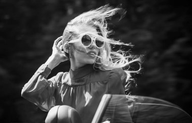 Modern hayat, lüks, şehir, cazibe. Arabadaki seksi kadın, moda ve güzellik. Seyahat ve yaz tatili