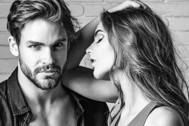 Seksi çift yüzü. Genç ve güzel aşıklar aşıklar beyaz tuğla duvar arka planında.