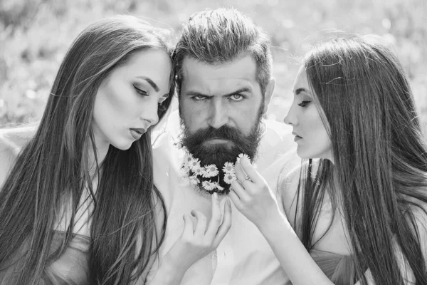 Sakallı bahar adamı ve açık havada iki güzel kadın..