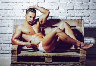 Seksi kaslı, kaslı, kaslı, iç çamaşırlı, çıplak vücutlu eşcinsel erkekler.