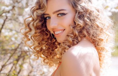 Sonbahar doğasında güzel bir bahar kadını. Güneşli bahar gününde parkta neşeli, kaygısız bir kadın. Güzellik doğası kavramı.