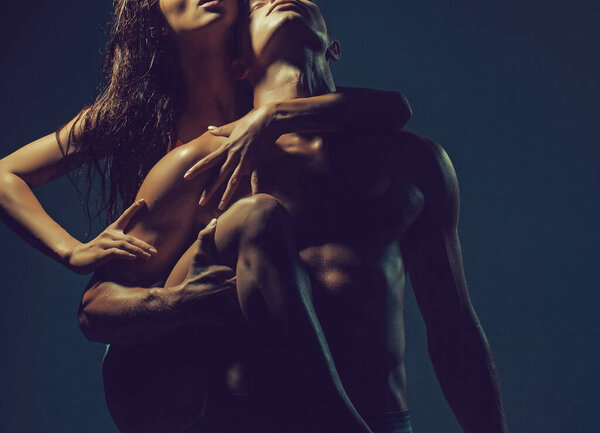 Сексуальное обнаженное тело влюбленной супружеской пары. Молодая пара довольно стройная женщина и мускулистый мужчина с обнаженным телом.