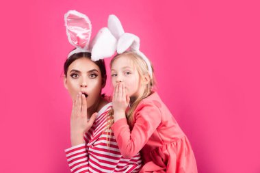 Şaşırmış Paskalya ailesi kardeş tavşan kulaklı komik anne çocuklar kutlama yapıyor.