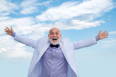 Hayat kazanan konsept. Yaşlı olgun adam. Beyaz takım elbiseli başarılı erkek eğleniyor..