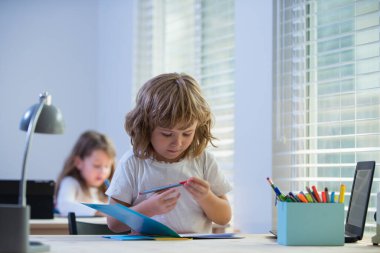 Bilgi toplama günü. Okul günleri işte. Okula dönelim. İlkokul öğrencileri sınıfta..