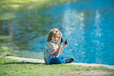 Balıkçı çocuk. Nehirde dönen çocuk. Rıhtımdaki çubuklu çocuk..