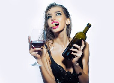 Genç kadın bir şişe şarabı dişleriyle açıyor. Kötü alışkanlık kavramı.