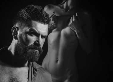 Bir çift, çıplak kadın, tıraş edilmemiş vahşi erkek, kadın cesedinin yanında. Aşık bir çift..