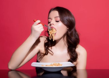 İtalya 'dan yemek. Spagetti. İtalyan mutfağı. Makarna yiyen seksi kız. Sağlıklı menü. İtalyan mutfağı..