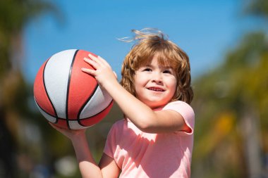 Basketbol oynayan bir çocuk. Basketbol topuyla poz veren bir çocuk.