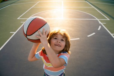 Çocuk basketbol oynamaya konsantre oldu. Çocuklar için spor.