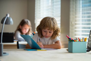 Sınıftaki çocuklar. Okula dönelim. Bilgi toplama günü. Okul günleri.