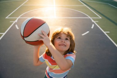 Sportif çocuk portresi. Basketbol oynayan çocuklar..