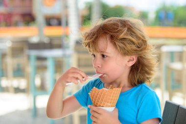 Dışarıda dondurma yiyen sevimli bir çocuk. Güzel bir yaz günü.