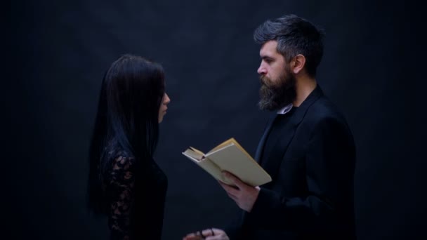 Sacerdote y oración con mujer. Chica está rezando predicando pastor con el libro de la Biblia. — Vídeos de Stock