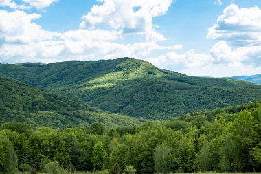 Manzaralı Panorama Hills kırsalında. Dağlardaki harika bahar manzarası.