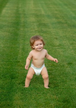 Yeşil çimlerin üzerinde bebek ayakları. Mutlu çocukluk ve çocuk sağlığı hizmetleri.