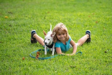 Köpekli çocuk. Köpekli çocuk. Köpek sever..