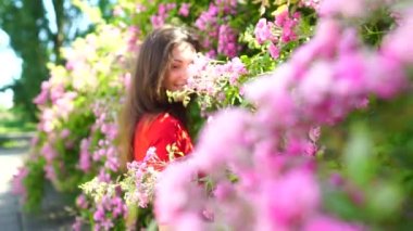 Çiçekli şehvetli bahar kadını. Güzel bir dişinin açık hava portresi..