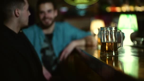 Octoberfest Bar. Homem a falar com cerveja. Barmen com cocktails de álcool. O alcoolismo da dependência. Homens lazer. — Vídeo de Stock