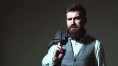 Ceket giyen bir adam. Dışarı çıkmaya hazırlanan takım elbiseli şık bir erkek..