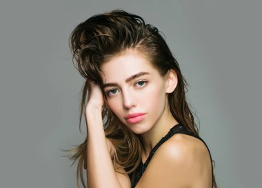 Temiz ciltli güzel bir genç kadın. Güzel yüzlü kadın, yüz portresi. Kozmetik güzellik ve kaplıca.