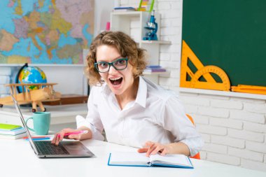 Eğitim. Okul öğretmeni heyecanlandı. Sınıfta kadın öğretmen. Çalış ve öğren..