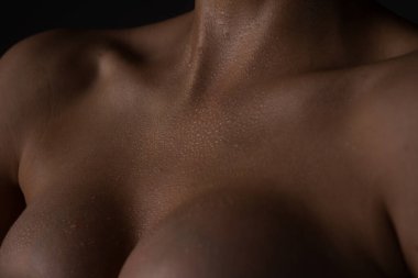 Göğüs büyütme ameliyatı. Çıplak kız göğsü..