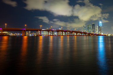 Florida Miami gece şehri. ABD şehir merkezi gökdelenler manzara, gece yarısı kasabası.