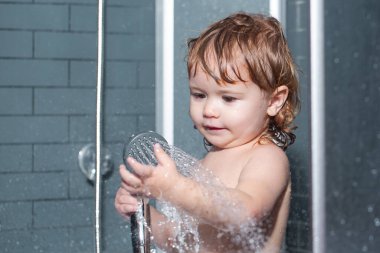 Bebek hijyeni ve sağlık hizmetlerini yıka. Banyo yapan bebek. Kafasında köpük olan mutlu çocuk..