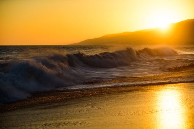 Okyanus manzaraları. Deniz dalgaları. Sahilde gün batımı. Tatil.