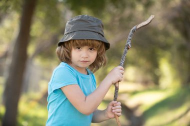 Çocuk saldırganlığı. Olumsuz çocuk duyguları. Sopalı kızgın çocuk. Çocuk adaptasyonu. Kabadayı. Zorbalık konsepti. sinir krizi