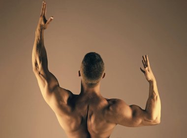 Kaslı sırt kaslı vücut geliştirici, kol ve kol kaslarını kaldırın. Spor, spor, sağlık konsepti