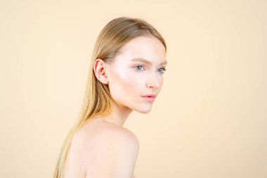 Doğal güzellik makyajı. Sağlıklı ciltli bir kadın.