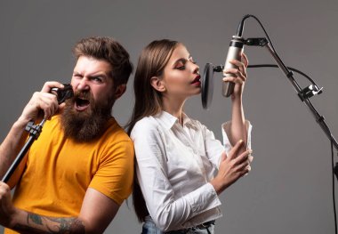 Heyecanlı yüzlü genç arkadaşlar müzikten hoşlanırlar. Mikrofonlu çift şarkı söylüyor. Müzikholdeki müzisyen. Karaoke 'de komik insanlar şarkı söylüyor.