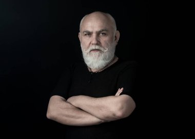 Ciddi kıdemli, 70 yaşında bir adam. Gri saçlı ihtiyarın sade stüdyo portresini kapat..