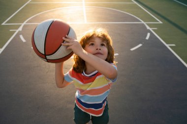 Basketbolcu çocuklar antrenman yapıyor. Aktif çocuk yaşam tarzı.