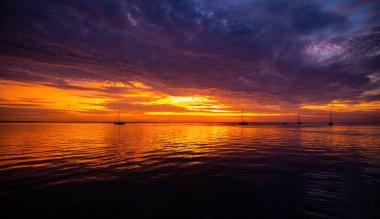 Güzel gün doğumu. Muhteşem Panorama alacakaranlık gökyüzü ve sabah arkaplan görüntüsü bulutu.