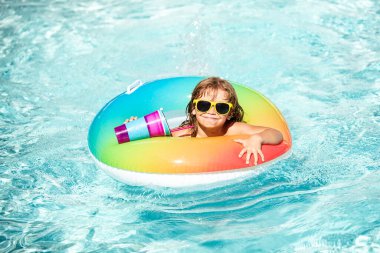 Çocuk yaz tatili. Çocuk havuzda yüzüyor. Aquapark 'ta eğleniyorum. Şişme lastik çemberdeki komik çocuk. Yaz zamanı. Çekim konsepti.