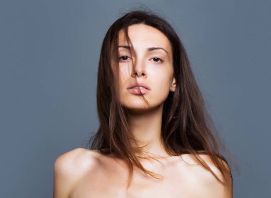 Temiz ciltli güzel bir genç kadın. Güzel kız yüz bakımı.