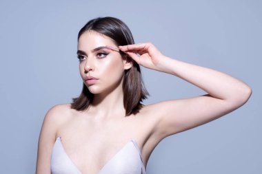 Güzel, kalın, mükemmel kaşlar, canlı bir bakış. makyaj düzeltme kavramı.