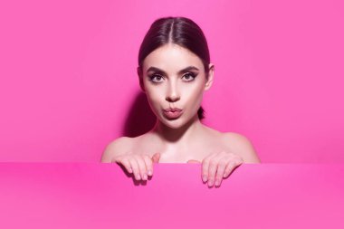 Boş tahtası olan genç bir kadın, pembe üzerine izole edilmiş. Kız reklamı. Mesajınız var..