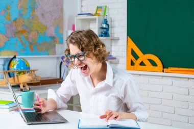 Okula dönelim. Heyecanlı çığlık atan öğretmen. Çevrimiçi eğitim, bilgi ve öğrenme kavramı.