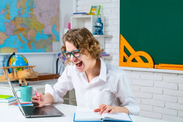 Okula dönelim. Heyecanlı çığlık atan öğretmen. Çevrimiçi eğitim, bilgi ve öğrenme kavramı.