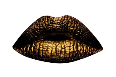 Altın dudaklar beyaza yakın izole edilmiş. Altın metal dudak. Güzel makyaj. Güzel kadın ağzında altın sanat dudak parlatıcısı, yakın çekim makro..