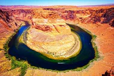 Horseshoe Bend, Page, Arizona. Colorado Nehri 'ndeki Horse Shoe Bend, Büyük Kanyon. Kırmızı kaya kanyon yolu panoramik manzara.